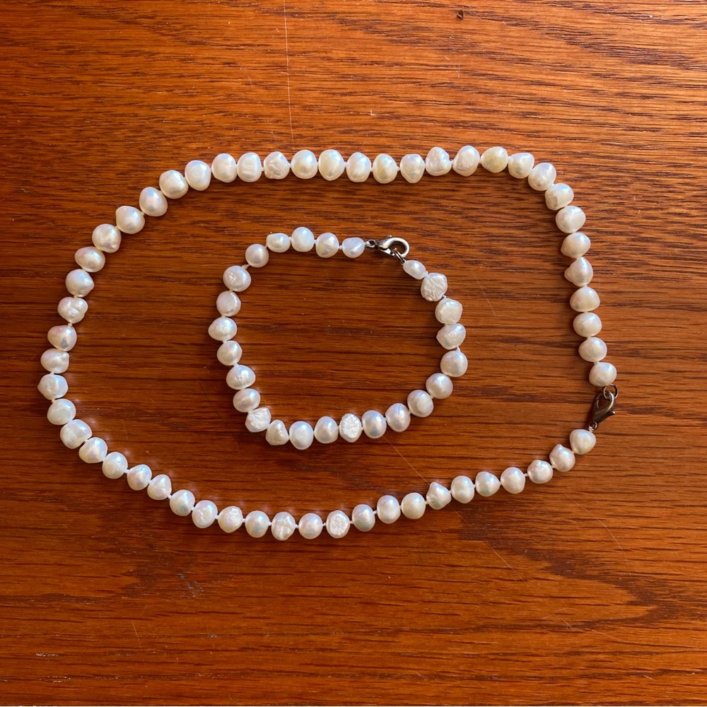 Fresh water pearl chocker and bracelet.